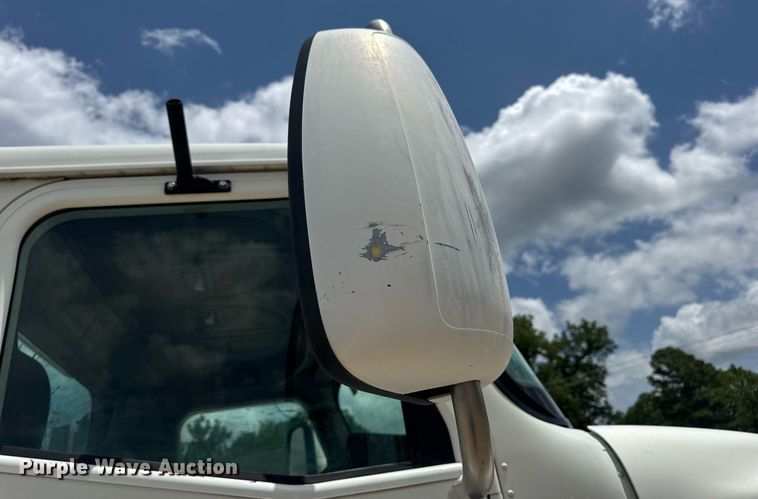 image for item DV4216 2007 International 9200i semi truck