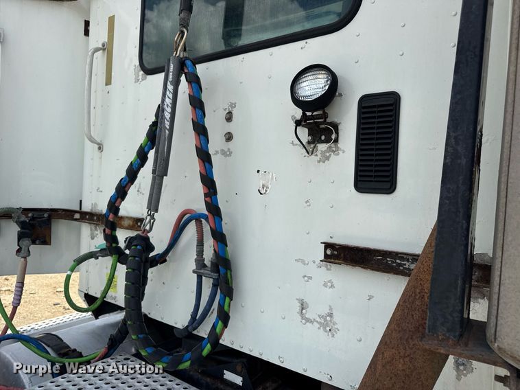 image for item DV4216 2007 International 9200i semi truck