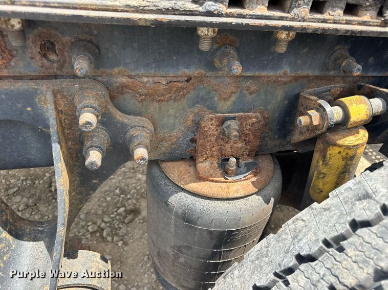 image for item DV4216 2007 International 9200i semi truck