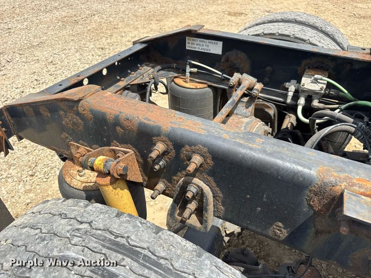 image for item DV4216 2007 International 9200i semi truck