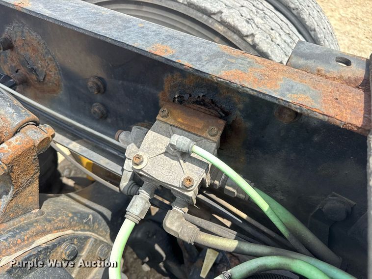 image for item DV4216 2007 International 9200i semi truck