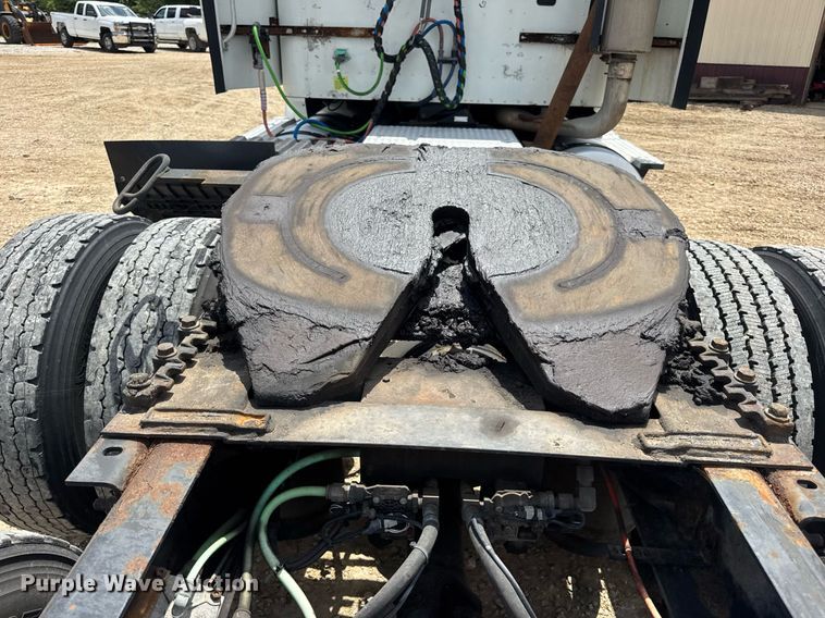 image for item DV4216 2007 International 9200i semi truck