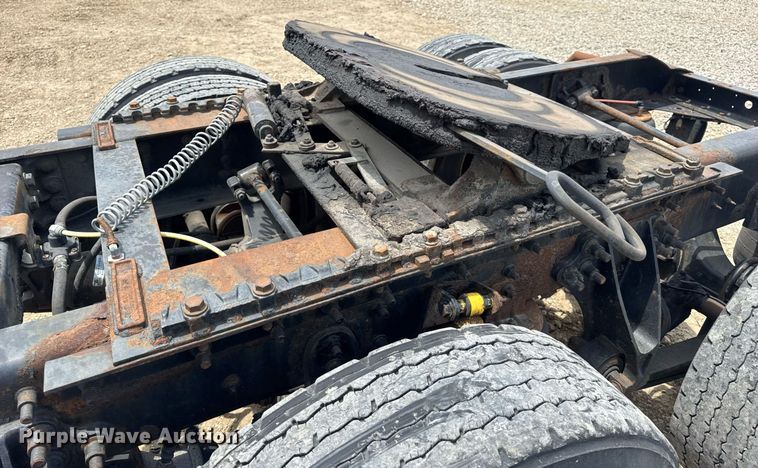 image for item DV4216 2007 International 9200i semi truck