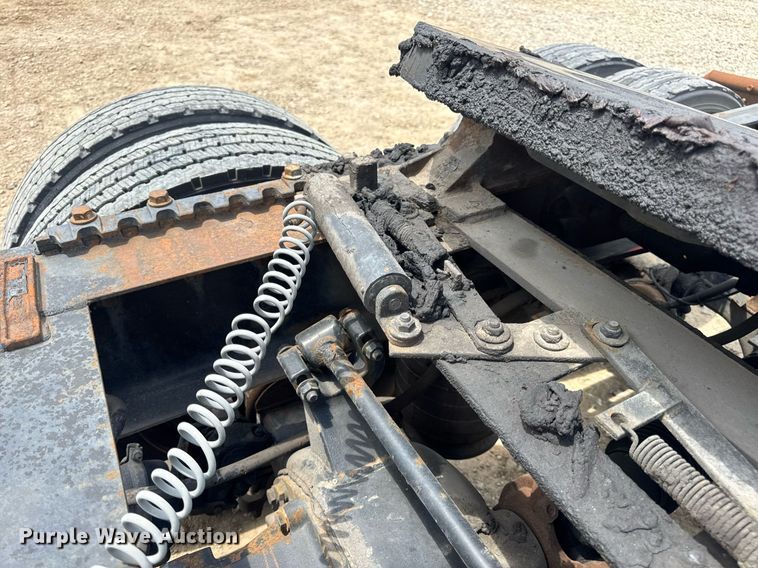 image for item DV4216 2007 International 9200i semi truck