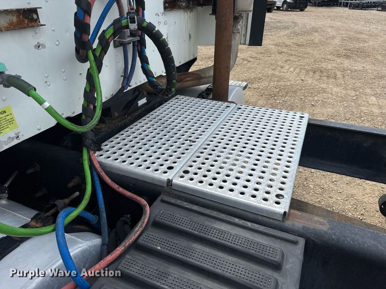 image for item DV4216 2007 International 9200i semi truck