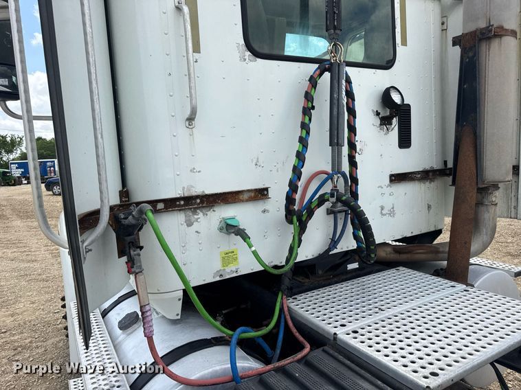 image for item DV4216 2007 International 9200i semi truck