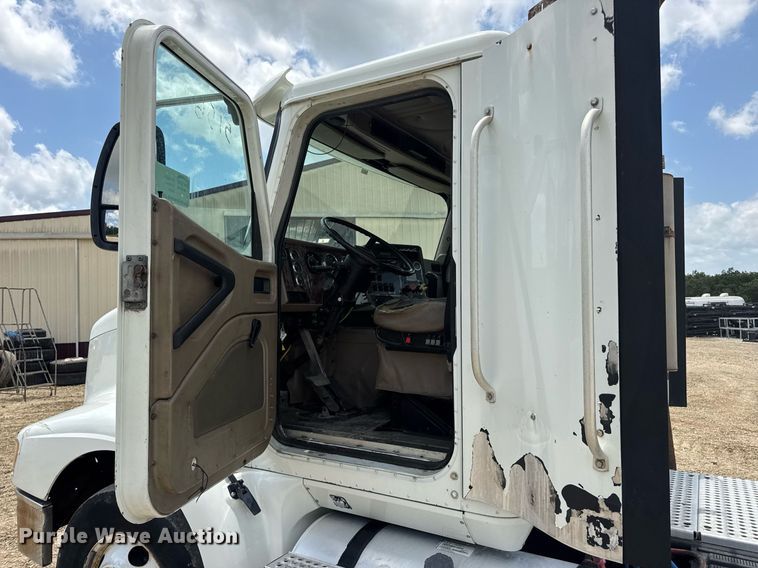 image for item DV4216 2007 International 9200i semi truck