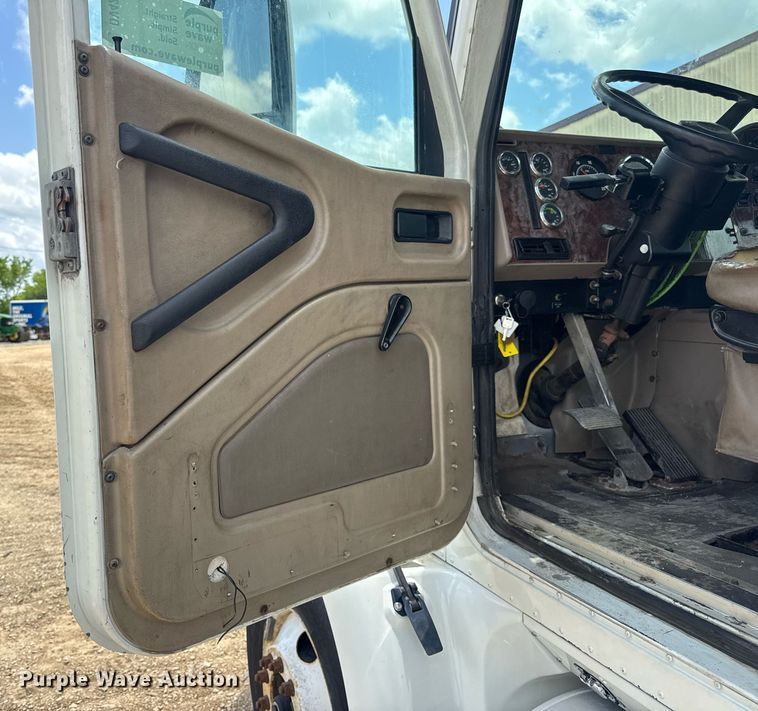 image for item DV4216 2007 International 9200i semi truck