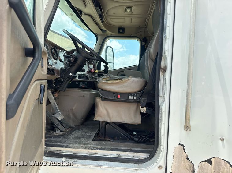 image for item DV4216 2007 International 9200i semi truck