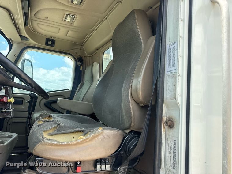 image for item DV4216 2007 International 9200i semi truck