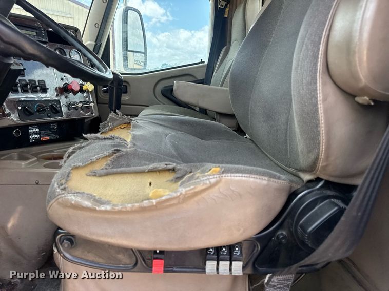 image for item DV4216 2007 International 9200i semi truck