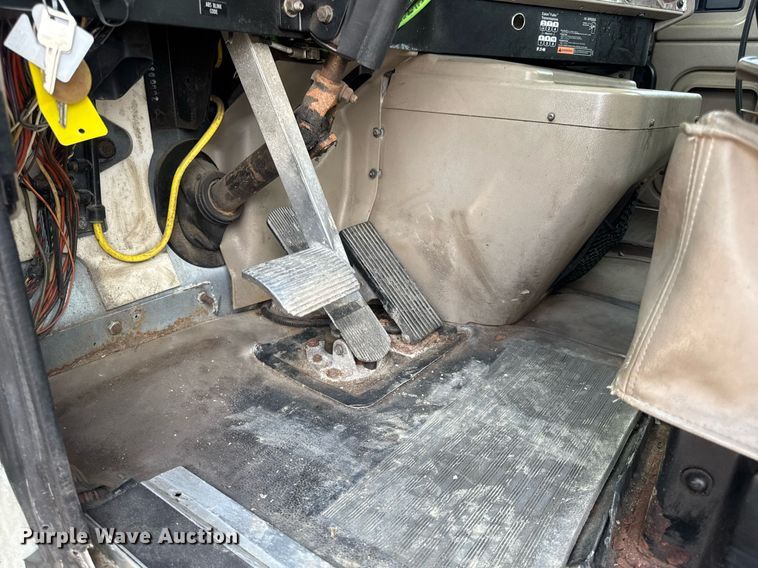 image for item DV4216 2007 International 9200i semi truck