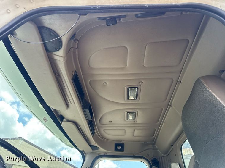 image for item DV4216 2007 International 9200i semi truck