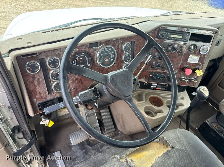 image for item DV4216 2007 International 9200i semi truck