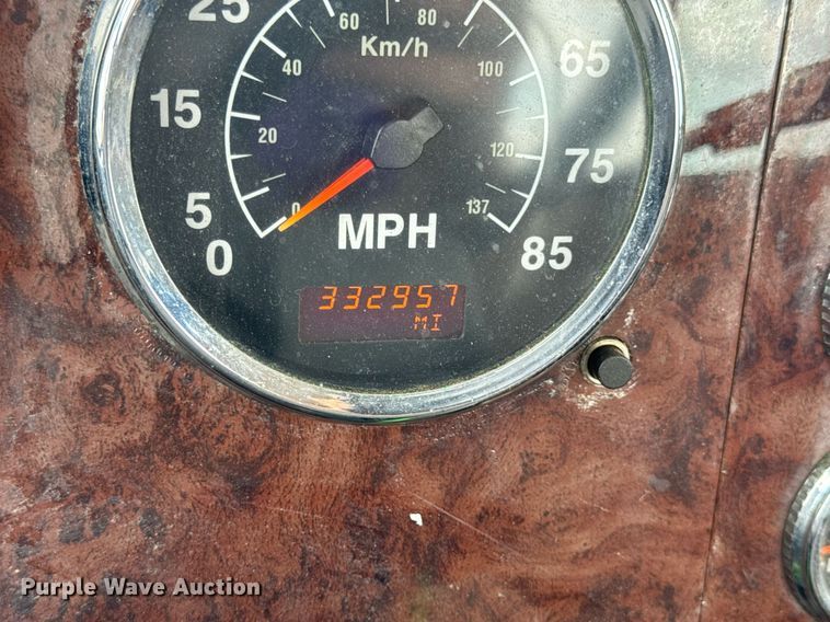 image for item DV4216 2007 International 9200i semi truck