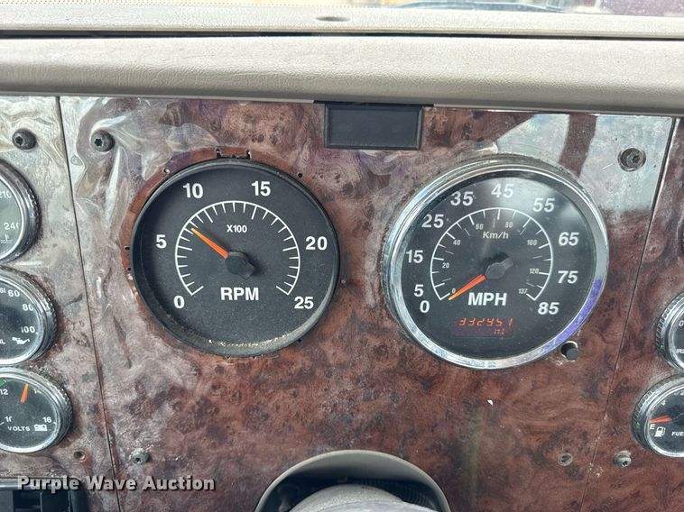 image for item DV4216 2007 International 9200i semi truck