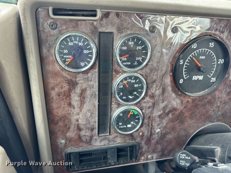 image for item DV4216 2007 International 9200i semi truck