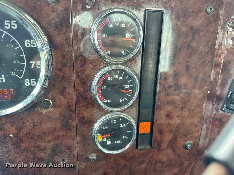 image for item DV4216 2007 International 9200i semi truck