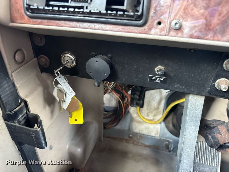 image for item DV4216 2007 International 9200i semi truck