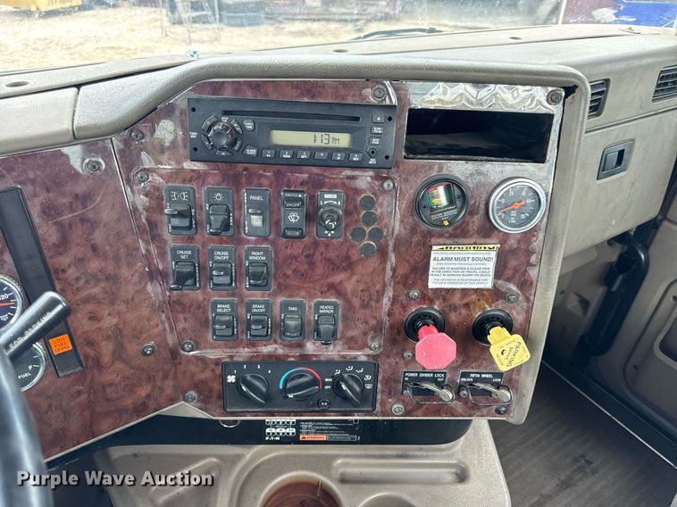 image for item DV4216 2007 International 9200i semi truck