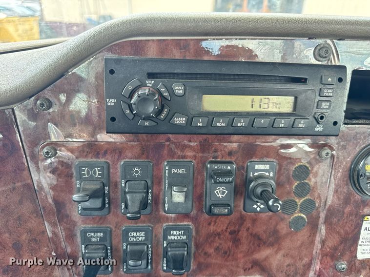 image for item DV4216 2007 International 9200i semi truck