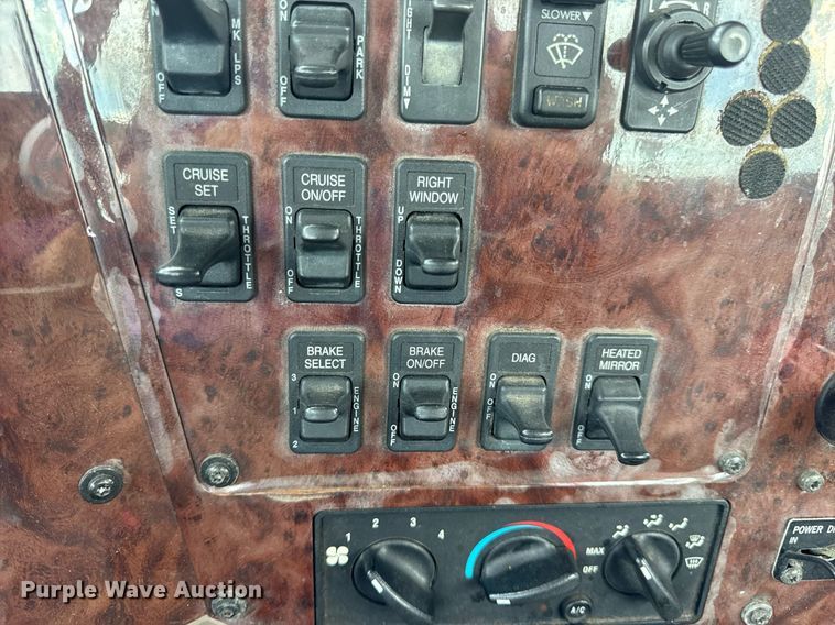 image for item DV4216 2007 International 9200i semi truck