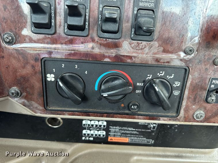 image for item DV4216 2007 International 9200i semi truck