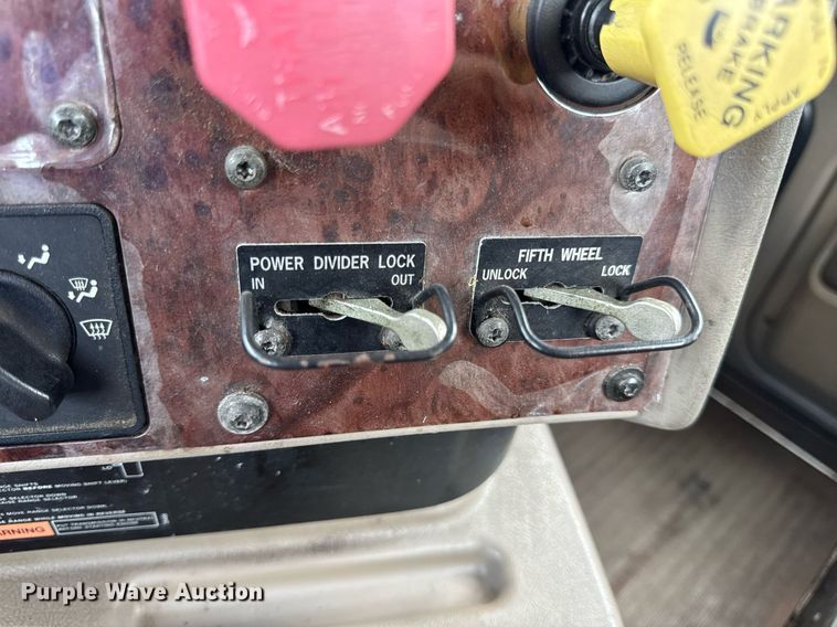 image for item DV4216 2007 International 9200i semi truck