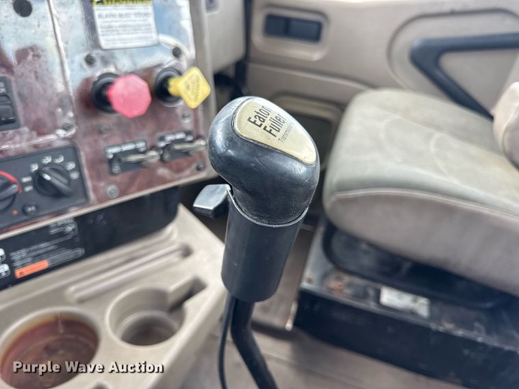 image for item DV4216 2007 International 9200i semi truck