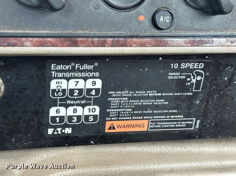 image for item DV4216 2007 International 9200i semi truck