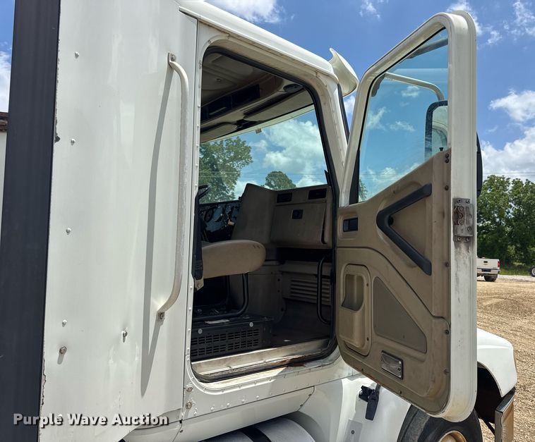 image for item DV4216 2007 International 9200i semi truck