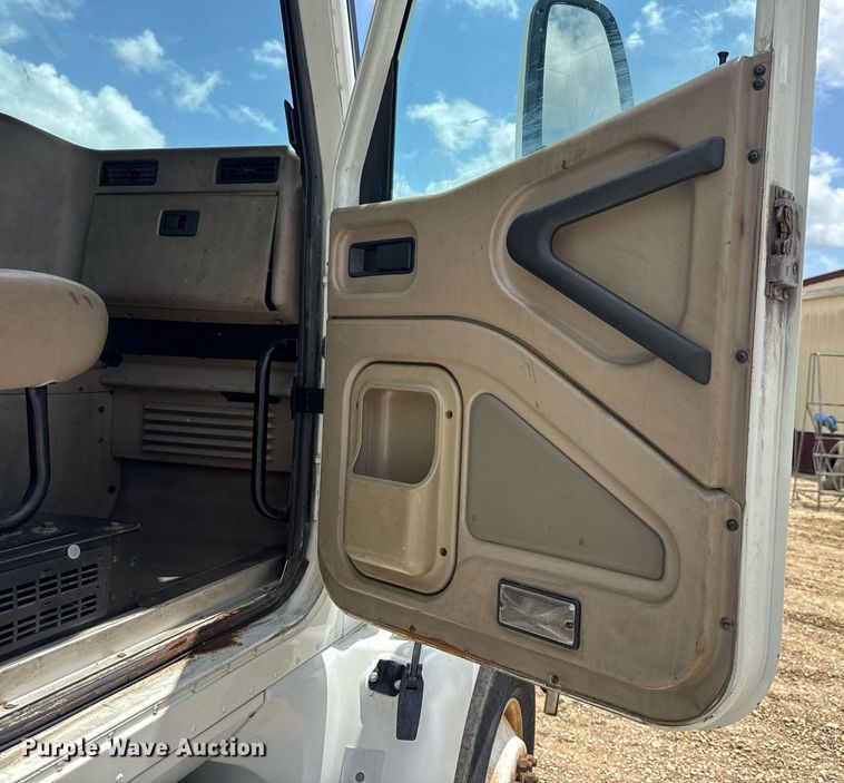 image for item DV4216 2007 International 9200i semi truck