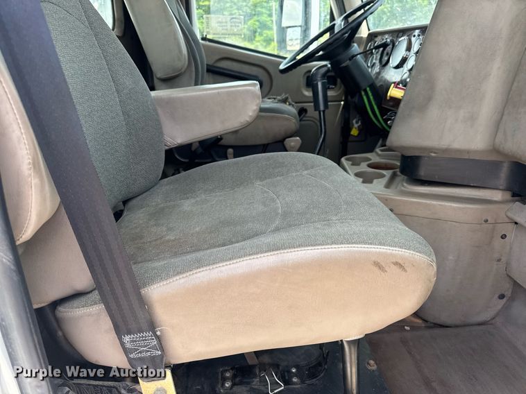 image for item DV4216 2007 International 9200i semi truck