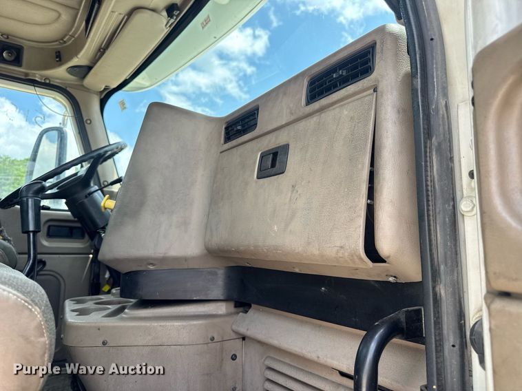 image for item DV4216 2007 International 9200i semi truck