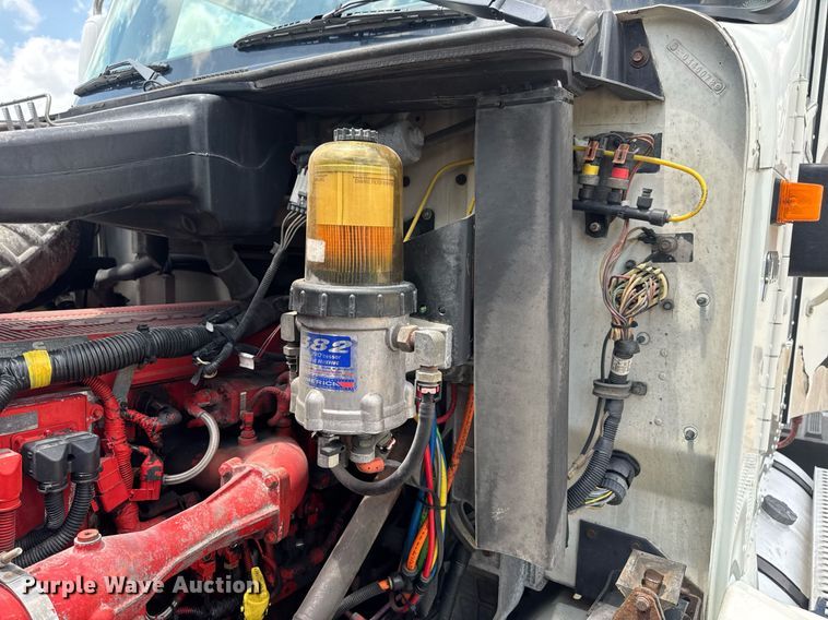 image for item DV4216 2007 International 9200i semi truck