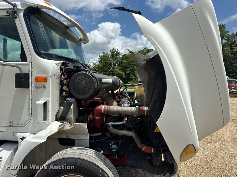 image for item DV4216 2007 International 9200i semi truck