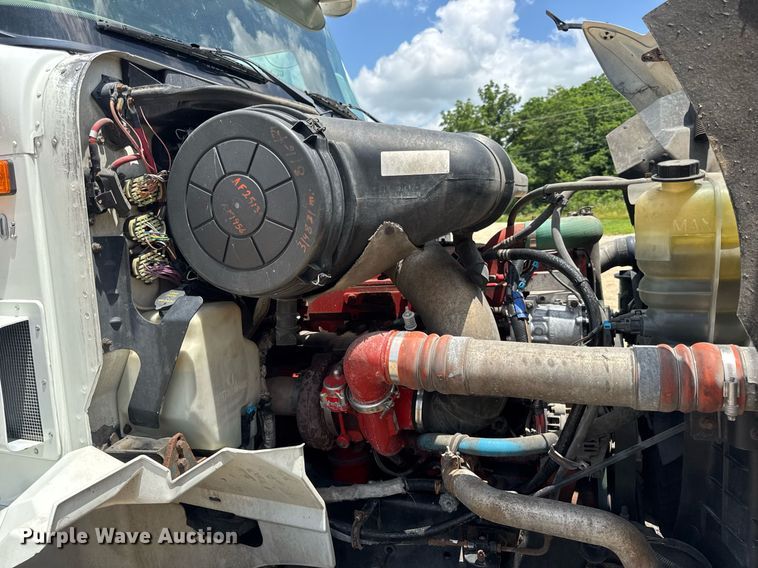 image for item DV4216 2007 International 9200i semi truck