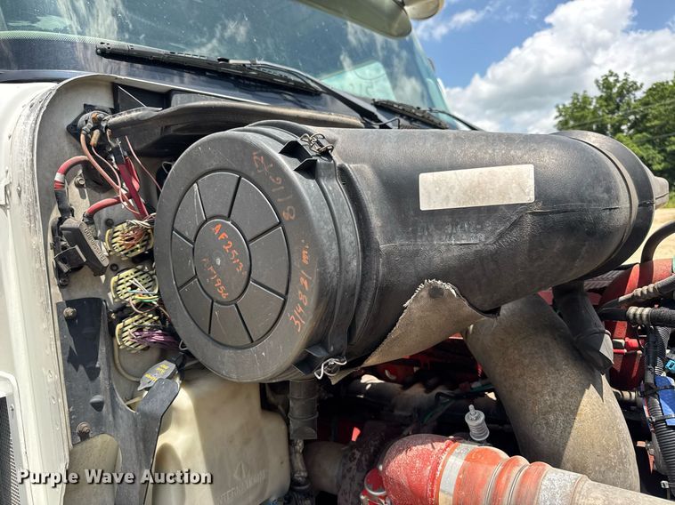 image for item DV4216 2007 International 9200i semi truck