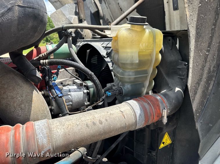 image for item DV4216 2007 International 9200i semi truck