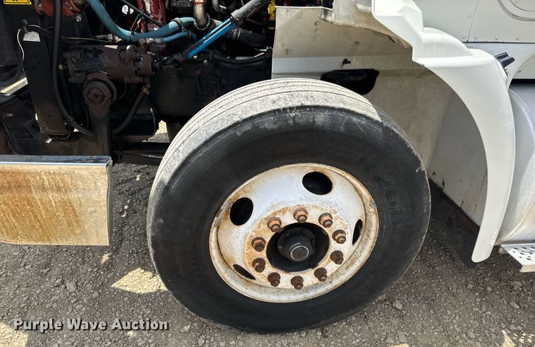 image for item DV4216 2007 International 9200i semi truck