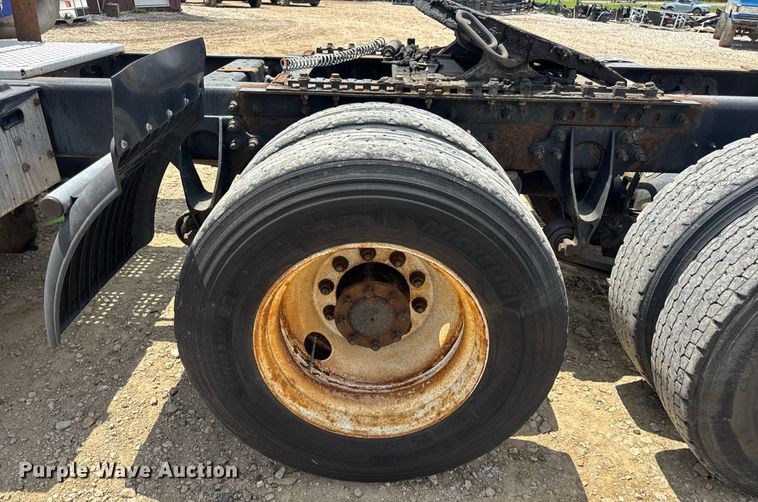 image for item DV4216 2007 International 9200i semi truck