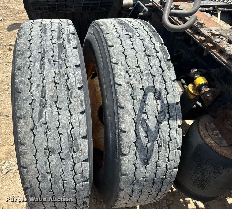 image for item DV4216 2007 International 9200i semi truck