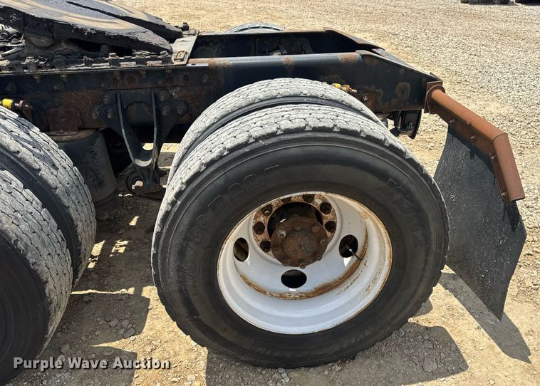 image for item DV4216 2007 International 9200i semi truck