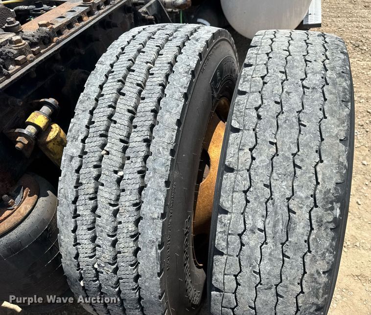 image for item DV4216 2007 International 9200i semi truck