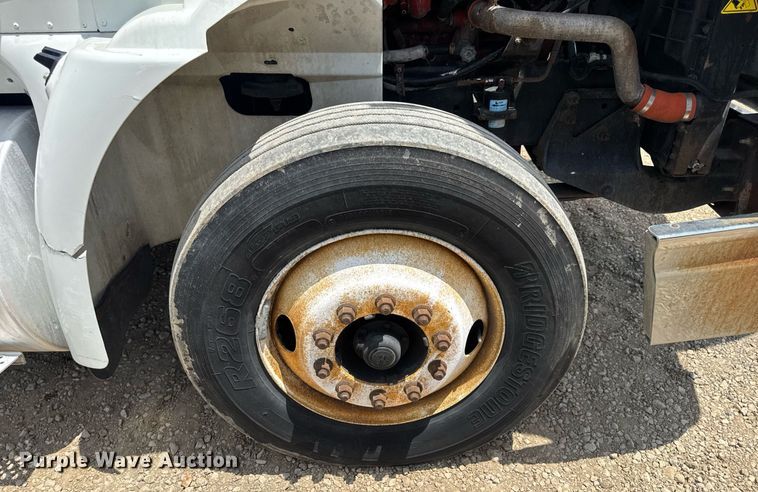 image for item DV4216 2007 International 9200i semi truck