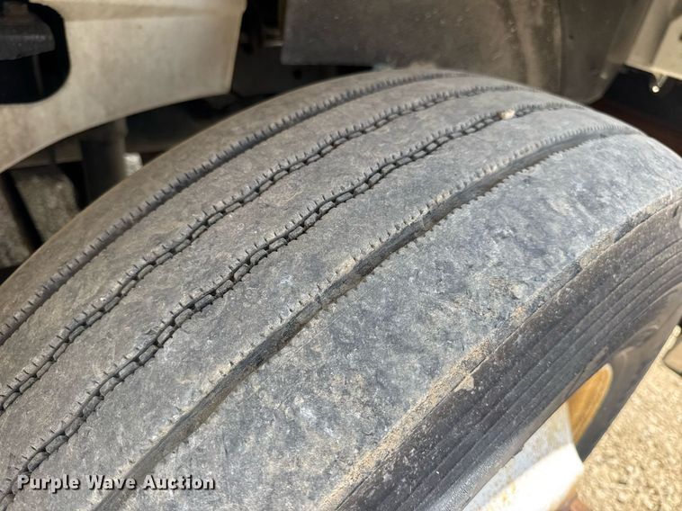 image for item DV4216 2007 International 9200i semi truck