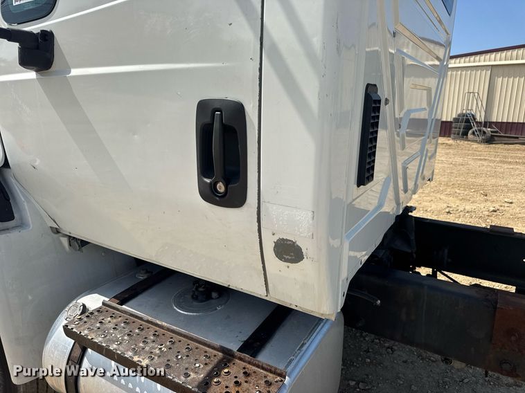 image for item DV4217 2011 International DuraStar 4300 truck cab and chassis