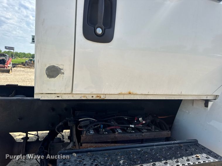 image for item DV4217 2011 International DuraStar 4300 truck cab and chassis