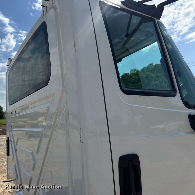 image for item DV4217 2011 International DuraStar 4300 truck cab and chassis