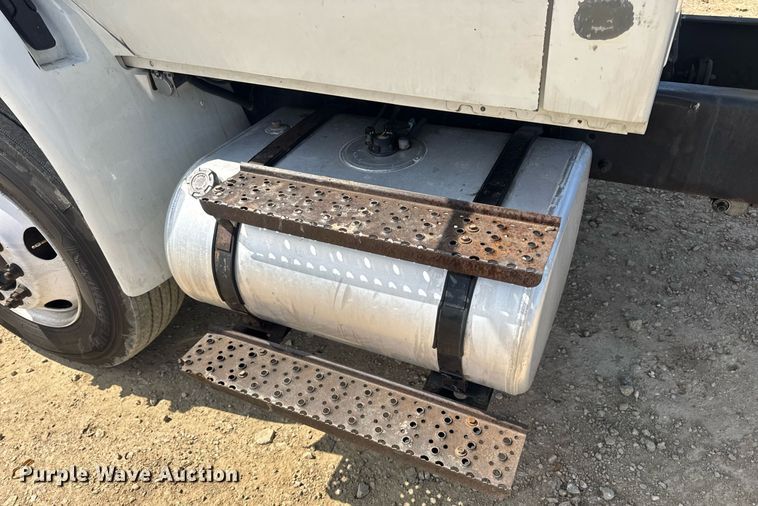 image for item DV4217 2011 International DuraStar 4300 truck cab and chassis